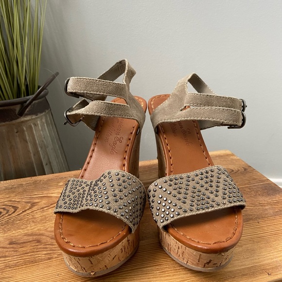 American Eagle Heel Sandals - Picture 2 of 4